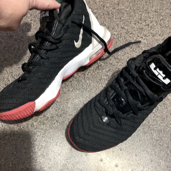 Lebrone shoes size 6y son wore literally 3 times - Picture 2 of 4